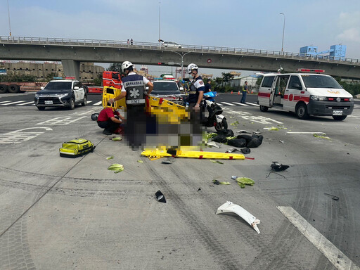 快訊/高雄港碼頭死亡車禍！機車捲進貨櫃車底騎士慘死 零件四散碎落滿地