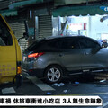 快訊/北市內湖嚴重車禍！15歲少年「無照開外公的車」撞臭豆腐店 3人命危送醫