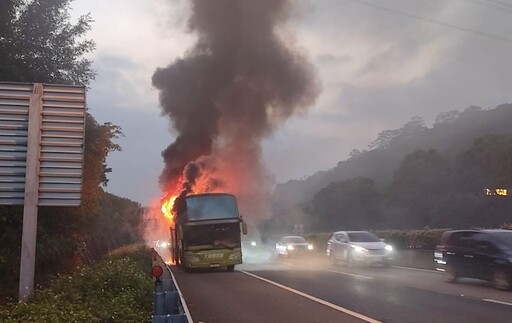 快訊/下班注意！國道一號北上八堵段火燒車 客運陷火海回堵3KM「紫爆」