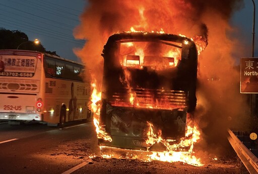 快訊/超驚險！國道1號客運陷火海 學生車上大喊「後面燒起來」 救了44人