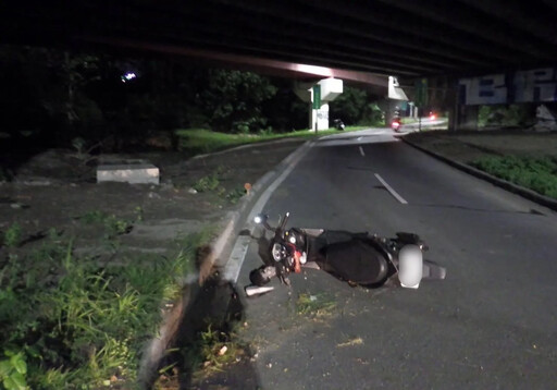 影/愛注意啦！高雄男騎士「不看路」小彎道大翻車 送醫幸無大礙