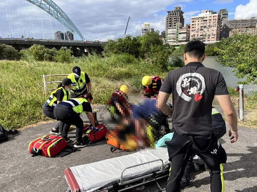 快訊/新北福和橋男子落水！現場留「手機拖鞋」 警消拉起無生命跡象急送醫