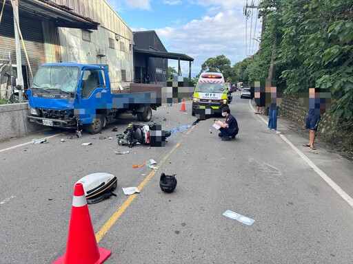 快訊/重大車禍！五股機車猛對撞小貨車遭擊落 20歲騎士噴飛命危送醫