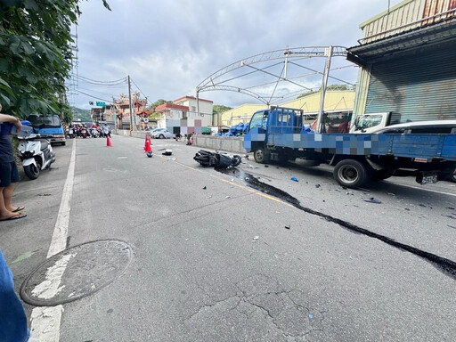 快訊/重大車禍！五股機車猛對撞小貨車遭擊落 20歲騎士噴飛命危送醫