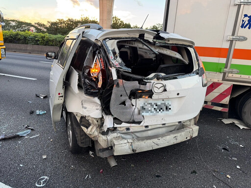 國1南向平鎮段4車追撞！大貨車未保持車距釀禍 8人送醫幸無礙