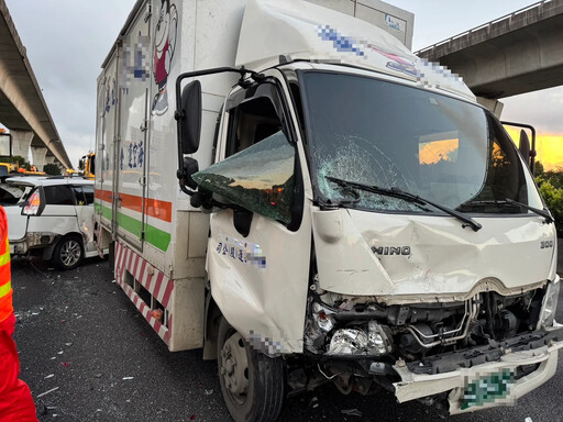 國1南向平鎮段4車追撞！大貨車未保持車距釀禍 8人送醫幸無礙