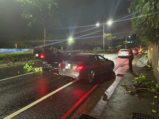 快訊/新北八里汽車失控！自撞分隔島衝對向「翻覆」 駕駛被拋出昏迷送醫