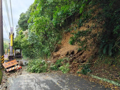 大雨釀災！基隆通往情人湖產業道路邊坡坍方 基市府調員急搶修