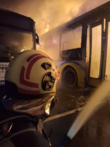 快訊/欠薪風波雪上加霜！ 台中客運停車場「9車燒毀火警」是四方電巴的車