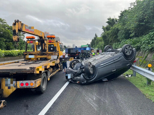 疑變換車道不慎！國3聯結車「失控撞翻小客車」 現場3人受傷送醫