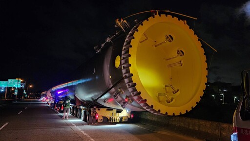 影/軍演？新竹夜半見「37米長柱狀體」夜行 吊車大王：要送去台積電