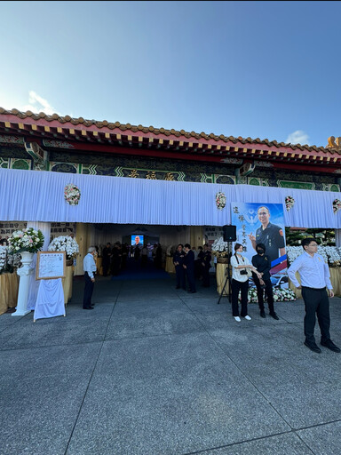 快訊/遭女毒蟲拖行殉職！土城勇所長今「現身」感性告別 追晉二線三星