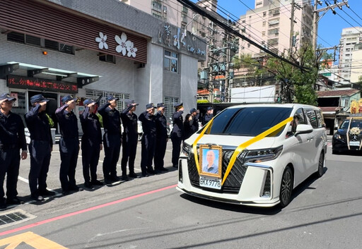 快訊/「任務結束」一路好走！勇所長靈車繞回清水派出所 同僚淚崩送行