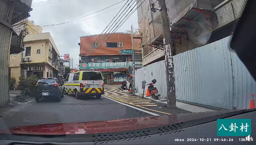 影/車上有仇人？新竹自小客未禮讓救護車直接撞上 網氣炸：屎在滾嗎