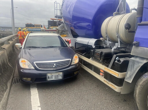 快訊/國1南向五股段驚悚車禍！預拌水泥車猛撞警車 幸無人員傷亡