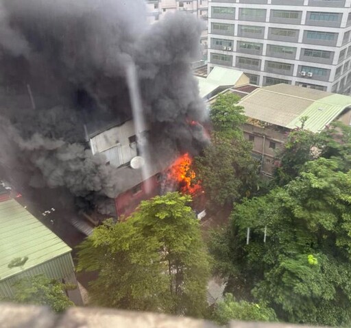 烈焰畫面曝！汐止好市多旁食品工廠大火 交通塞爆破百勇消灌救