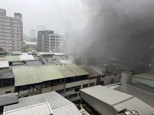 烈焰畫面曝！汐止好市多旁食品工廠大火 交通塞爆破百勇消灌救