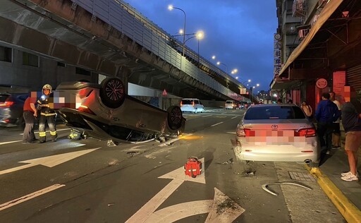 驚險瞬間曝！北市酒駕車禍自小客「翻肚」 駕駛酒測值爆表