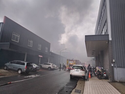 影/桃園嚴重大規模火警！工廠遭祝融「白天秒變黑夜」傷亡仍不明 警消全力灌救中