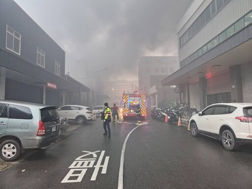 影/桃園嚴重大規模火警！工廠遭祝融「白天秒變黑夜」傷亡仍不明 警消全力灌救中