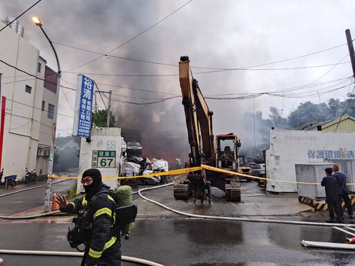 影/桃園嚴重大規模火警！工廠遭祝融「白天秒變黑夜」傷亡仍不明 警消全力灌救中