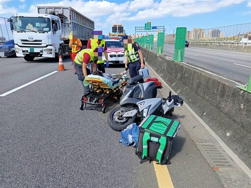 影/拿命爭路權？「吳柏毅」衝國道2號跑外送 撞護欄摔車最後被特斯拉救了