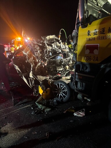 影/近距離慘況！國3香山段6車嚴重事故「車體爛成鐵皮、傷者衝破玻璃倒引擎蓋」