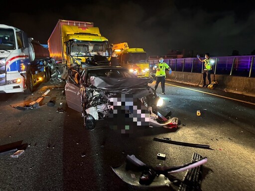 影/近距離慘況！國3香山段6車嚴重事故「車體爛成鐵皮、傷者衝破玻璃倒引擎蓋」