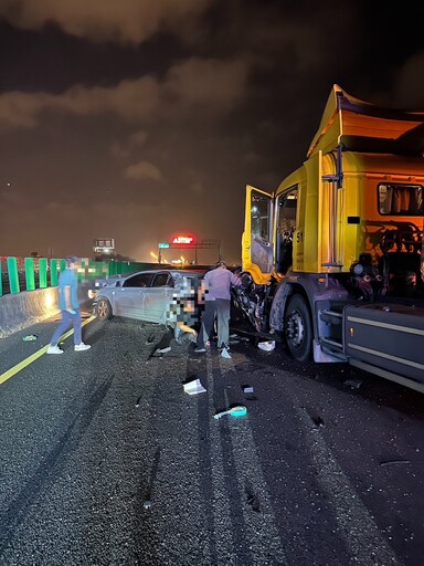 影/近距離慘況！國3香山段6車嚴重事故「車體爛成鐵皮、傷者衝破玻璃倒引擎蓋」