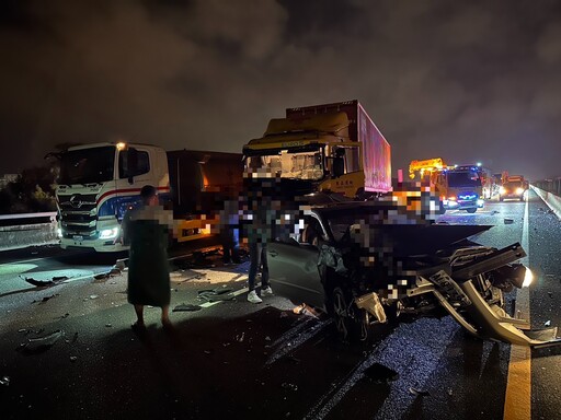 影/近距離慘況！國3香山段6車嚴重事故「車體爛成鐵皮、傷者衝破玻璃倒引擎蓋」