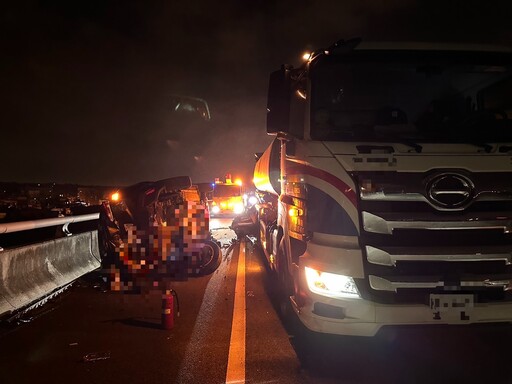 影/近距離慘況！國3香山段6車嚴重事故「車體爛成鐵皮、傷者衝破玻璃倒引擎蓋」