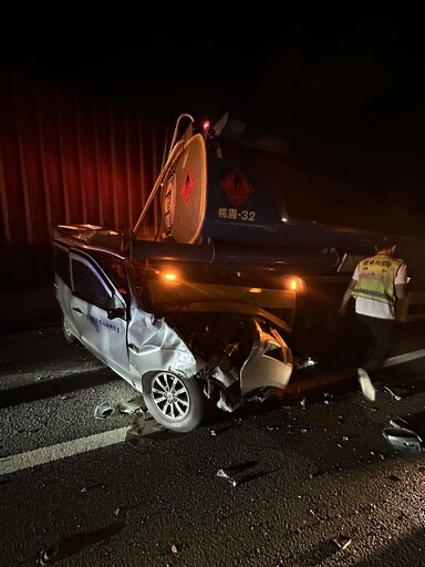 影/近距離慘況！國3香山段6車嚴重事故「車體爛成鐵皮、傷者衝破玻璃倒引擎蓋」