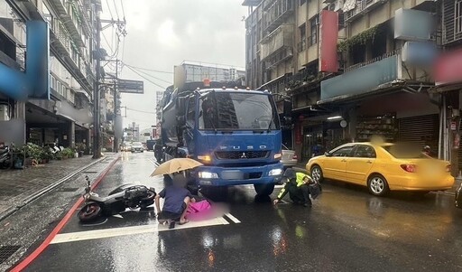 影/驚險畫面曝！回收車綠燈起步拖行機車 補油門險輾過女騎士