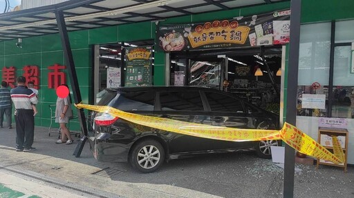 影/把油門當煞車！彰化31歲正妹開牛頭牌撞進超市 男差1秒沒命