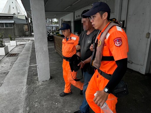 影/抓到了！高雄洗錢通緝犯喬裝船員想從南部海域逃亡 海巡港口攔截逮回