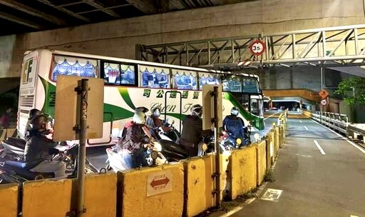 影/遊覽車未注意限高卡成蘆橋下 後面塞爆了機車騎士看傻眼