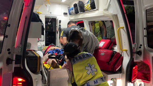 影/台東重大車禍！阿嬤騎車慘遭撞飛「機車變火球、後座孫腦出血命危」