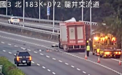 快訊/國3北上龍井路段2大貨車追撞 1人夾困警消趕赴救援