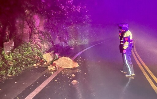 影/現場畫面曝！九份102縣道土石坍方 大量巨石崩落警趕赴警戒排除