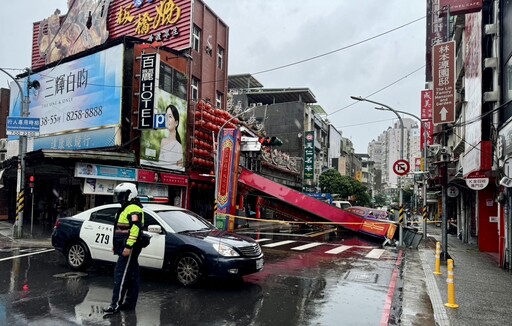 影/驚險瞬間曝！板橋慈惠宮牌樓整片被吹倒 這車差一秒閃過超幸運