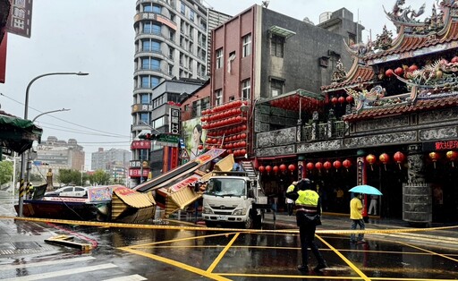 影/驚險瞬間曝！板橋慈惠宮牌樓整片被吹倒 這車差一秒閃過超幸運