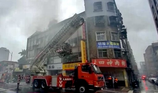 康芮強風助火勢！北市中山區公寓頂加火警 濃煙狂竄警消灌救疏散6人