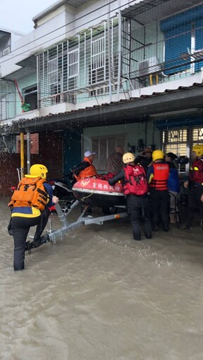 影/宜蘭三星清洲二路「汪洋一片」 警消出動橡皮艇撤離11人