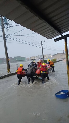 影/宜蘭三星清洲二路「汪洋一片」 警消出動橡皮艇撤離11人