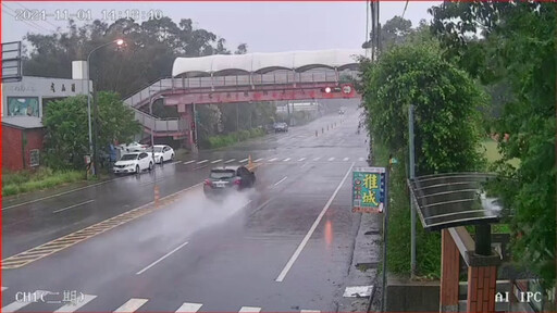 影/慘烈現場曝！苗栗轎車逆向「包夾」電桿 整輛全毀變鐵球、男駕駛不治