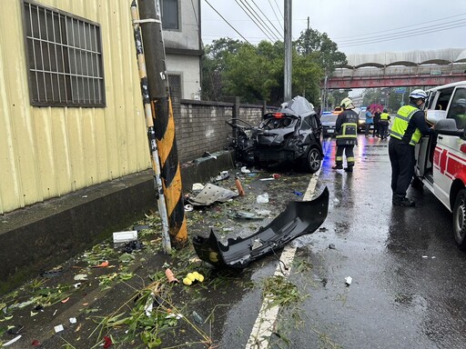 影/慘烈現場曝！苗栗轎車逆向「包夾」電桿 整輛全毀變鐵球、男駕駛不治