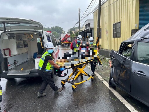 影/慘烈現場曝！苗栗轎車逆向「包夾」電桿 整輛全毀變鐵球、男駕駛不治