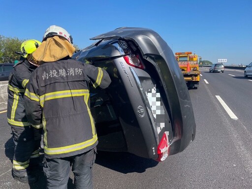 疑切換車道失敗！國3北向草屯段2車追撞側翻4傷 佔據2車道