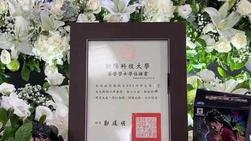 影/白髮人送黑髮人！朝陽科大生爸噙淚接畢業證書 星宇頒「聘僱書」