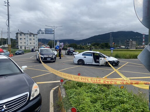 影/口袋戰術奏效！新竹3毒蟲掛假車牌撞警車 棄車落跑仍遭逮